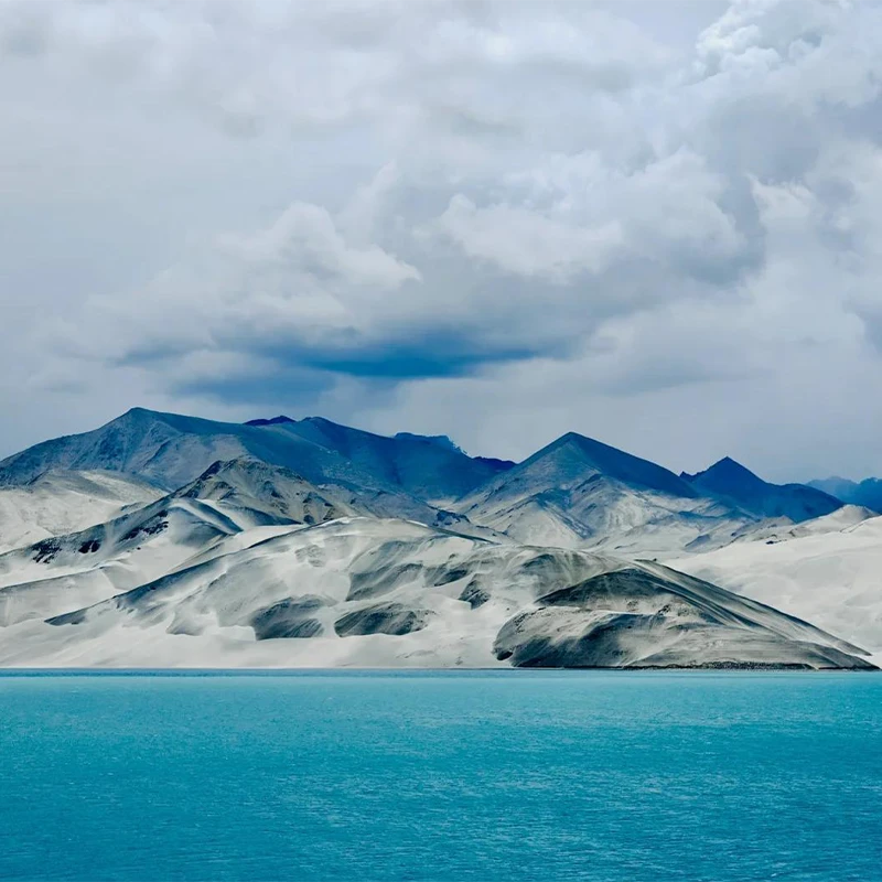 Danau Pasir Putih dan bukit pasir pucat di sepanjang Karakoram Highway