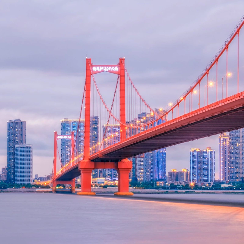 Jembatan Sungai Yangtze Wuhan yang membentang di atas sungai saat senja