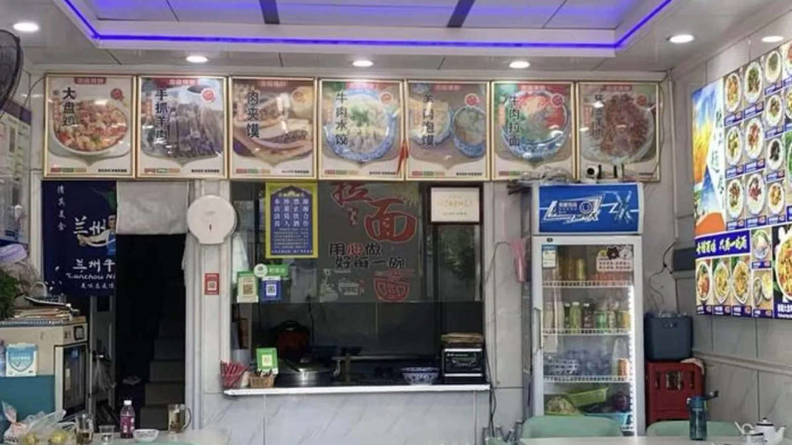 Interior restoran makanan halal di Zhangjiajie untuk perencanaan makan di Wulingyuan