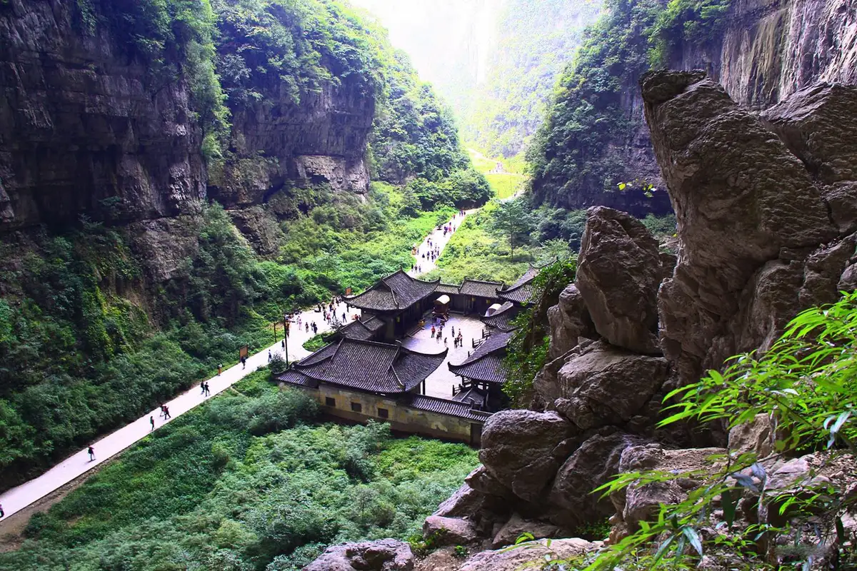 Penginapan halaman kuno di dasar cekungan karst Three Natural Bridges Wulong dekat Chongqing