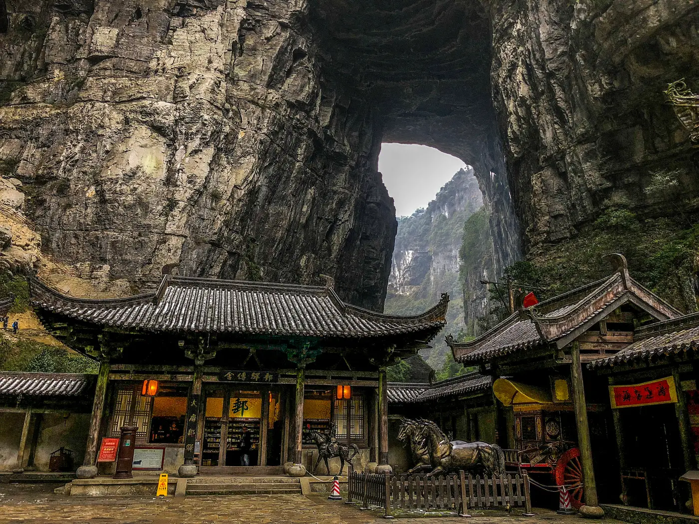 Rumah singgah kuno di bawah Three Natural Bridges di Wulong Karst dekat Chongqing