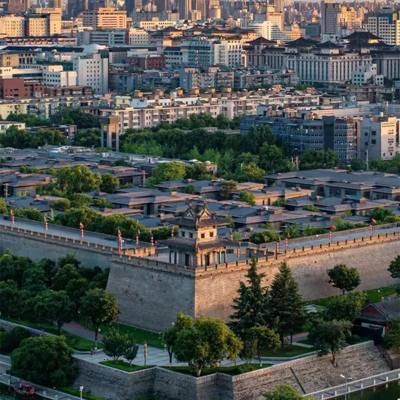 Tembok Kota Kuno Xi'an dengan menara gerbang dan jalur pejalan kaki