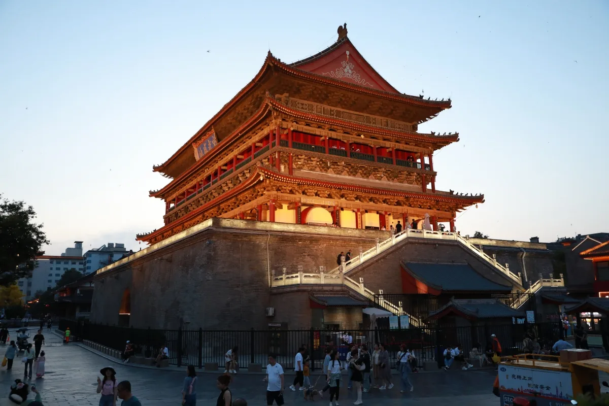 Drum Tower Xi'an bermandikan lampu saat senja, menandai pintu masuk Muslim Quarter