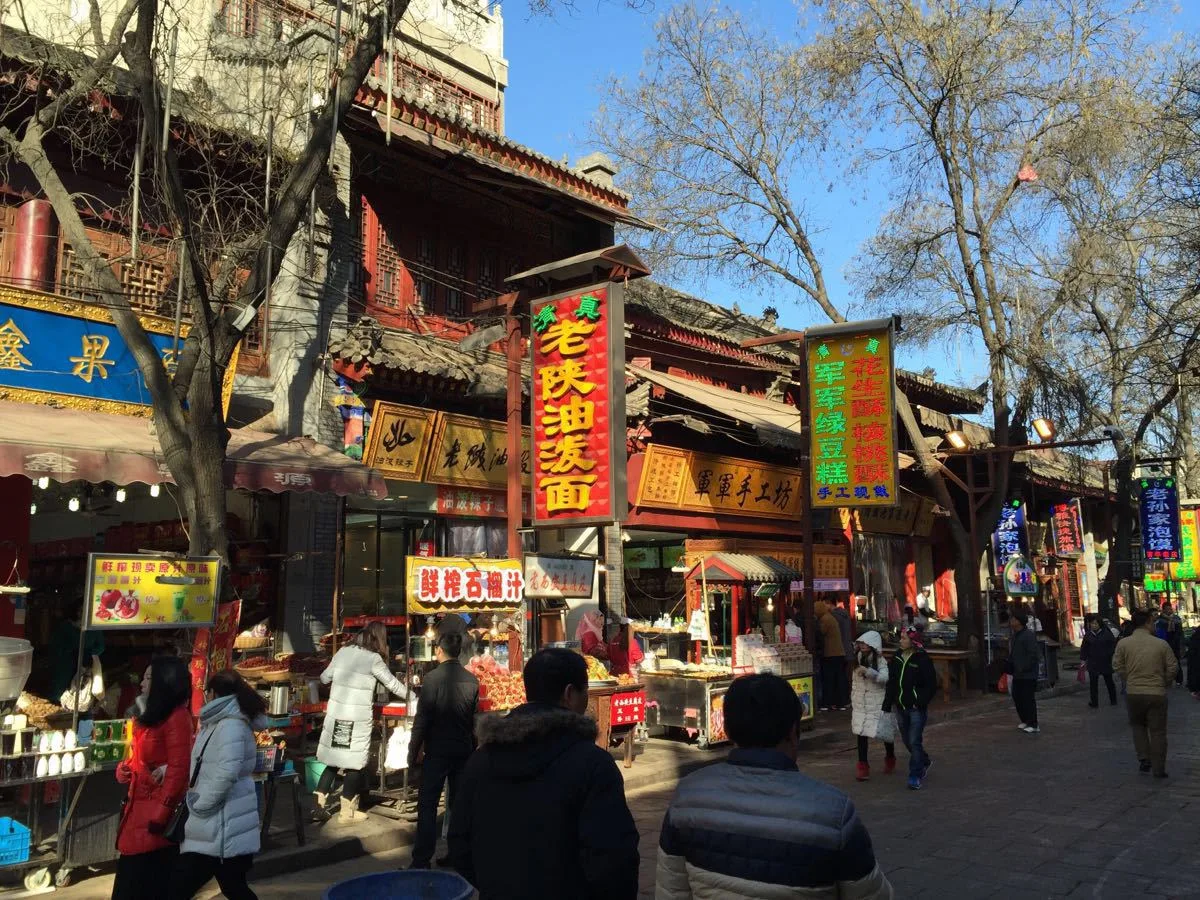 Lapak makanan dan kedai jajanan halal di sepanjang jalan ramai di Muslim Quarter Xi'an