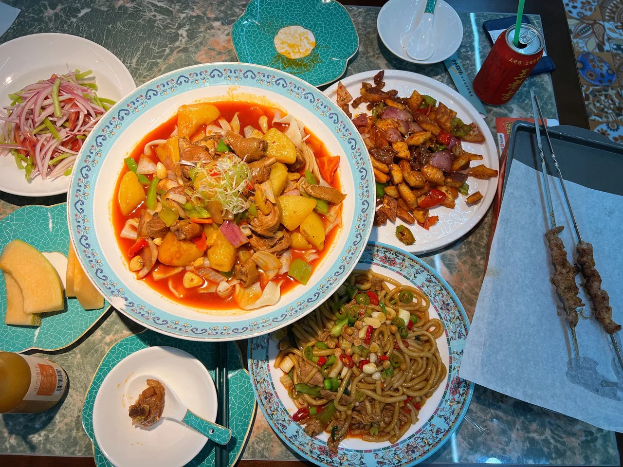 Makanan halal Xinjiang di Shanghai — ayam piring besar, mi goreng, dan sate kambing