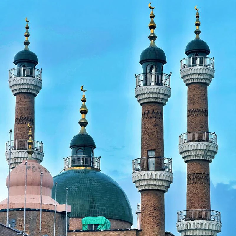Kubah dan menara Xinjiang International Grand Bazaar di Urumqi