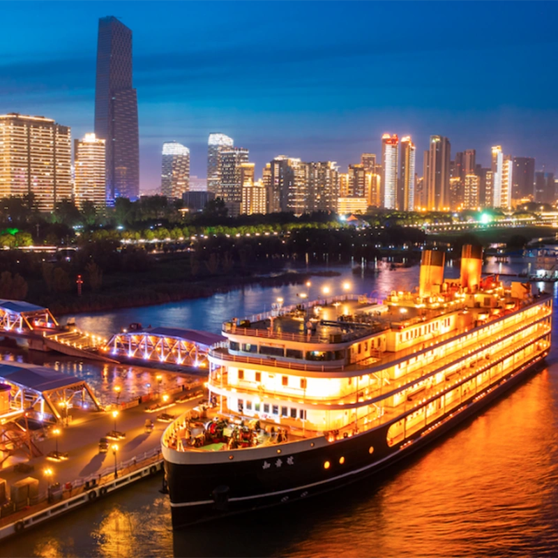 Panorama gedung yang bermandi cahaya dilihat dari pesiar malam Sungai Yangtze di Wuhan