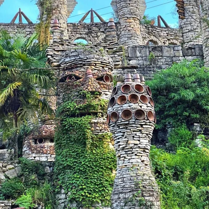Menara batu bertumpuk dan wajah pahatan di Lembah Yelang dekat Huaxi, Guiyang