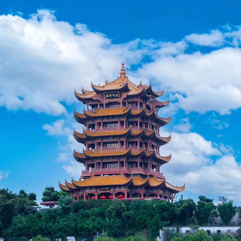 Menara Bangau Kuning menjulang di atas pepohonan di Wuhan