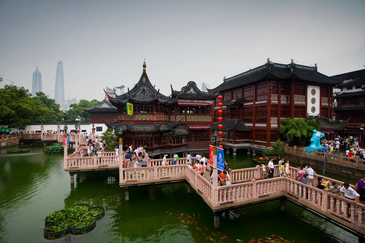 Pasar Yu Garden dan kedai teh Huxinting di Kota Tua Shanghai dekat kawasan masjid