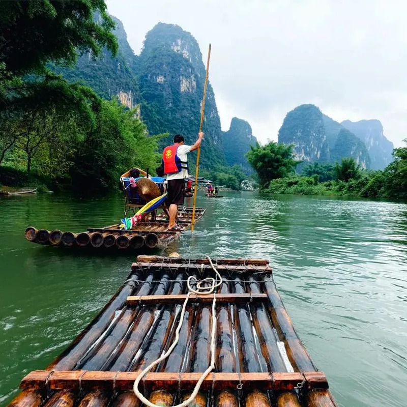Rakit bambu menyusuri Sungai Yulong dekat Yangshuo