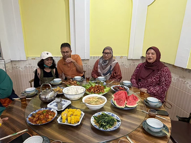 Yusuf T. dan keluarga di Xiangxi