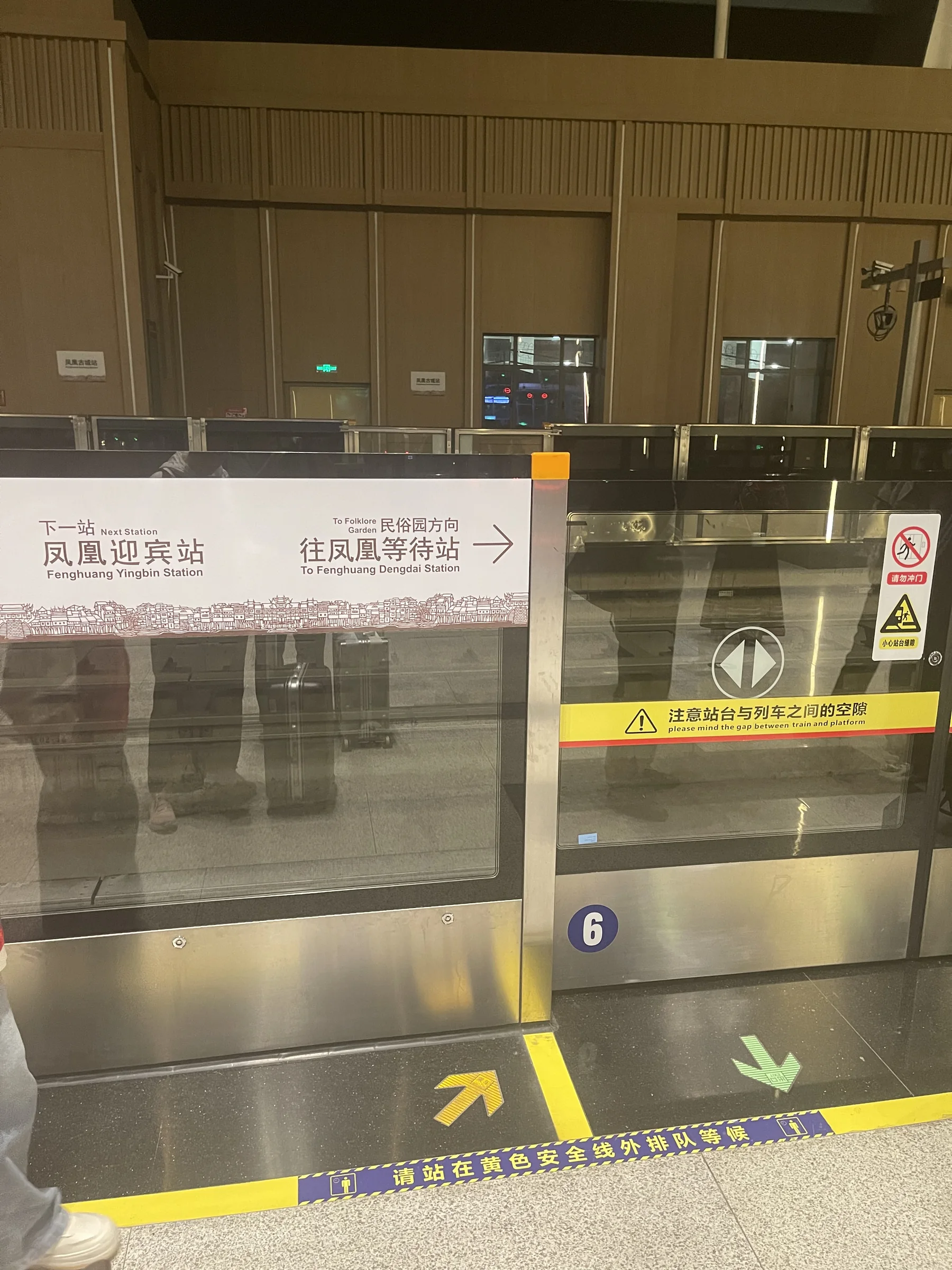 Perpindahan di stasiun Fenghuang — langkah sambungan yang harus diurus sendiri wisatawan DIY sambil membawa koper