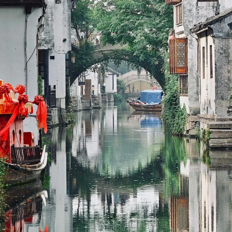 Jembatan batu dan rumah tepi kanal di Kota Air Zhouzhuang dekat Suzhou