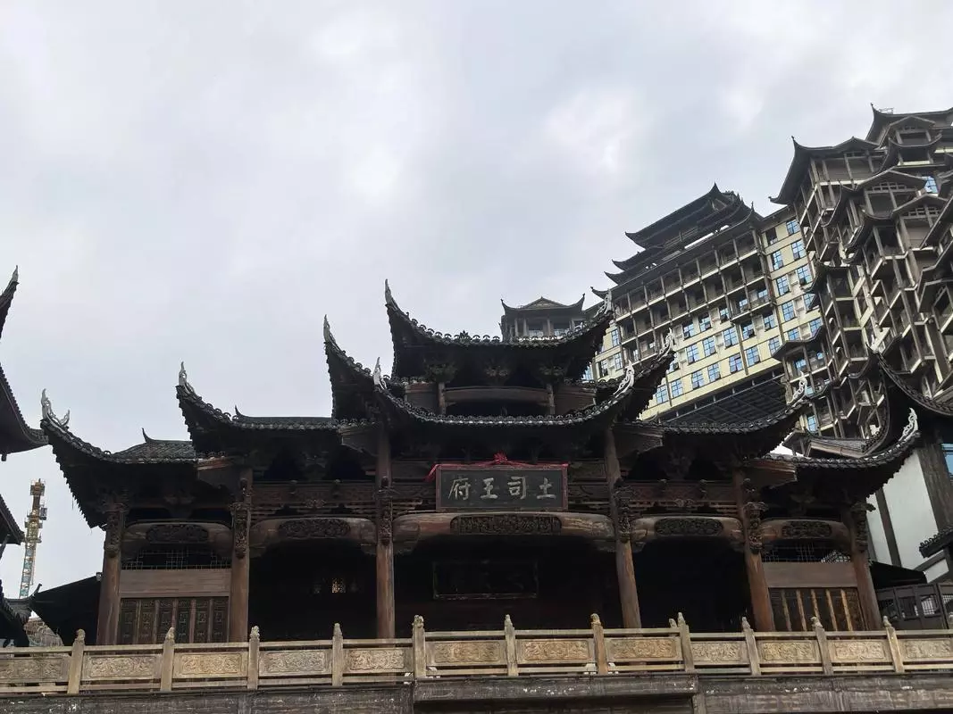 Arsitektur tradisional 72 Wonder Tower Zhangjiajie pada siang hari