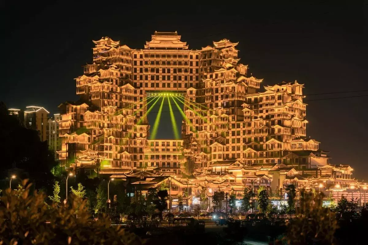 Pertunjukan cahaya 72 Wonder Tower Zhangjiajie dengan arsitektur menara yang diterangi di malam hari