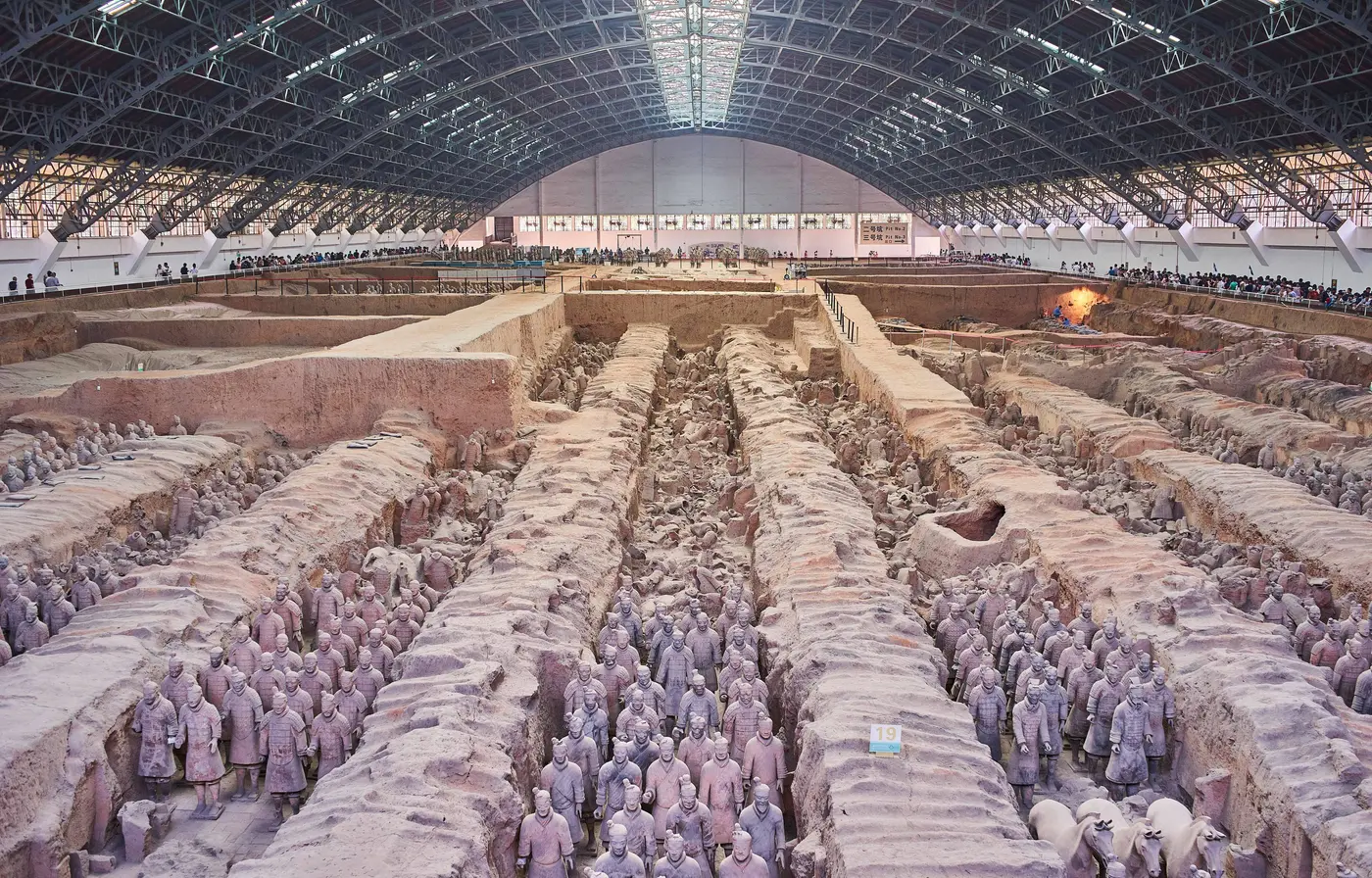 Barisan prajurit Terracotta Army di parit penggalian Pit One dekat Xi'an