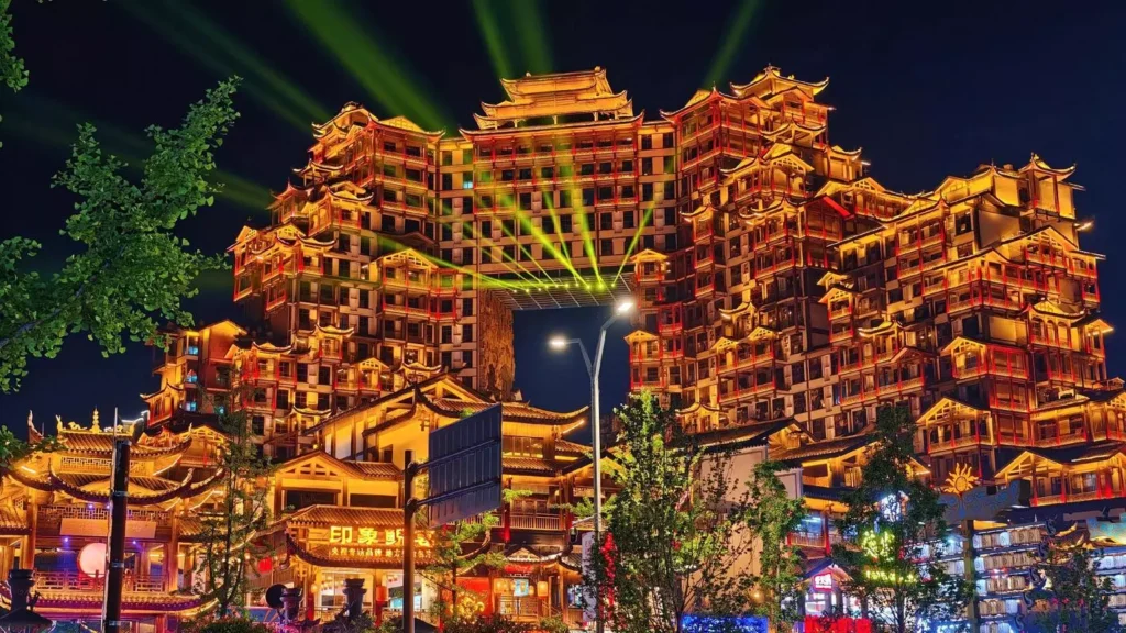 72 Wonder Tower Zhangjiajie bermandikan cahaya warna-warni di malam hari