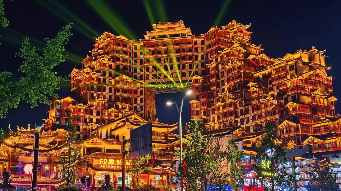 72 Wonder Tower Zhangjiajie bermandikan cahaya warna-warni di malam hari