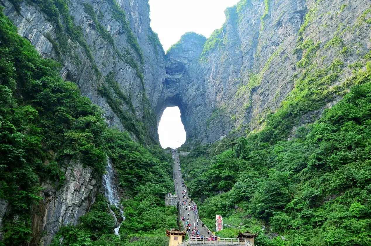 Gua Tianmen di Gunung Tianmen, Zhangjiajie, dengan 999 anak tangga curam di bawah gerbang batunya