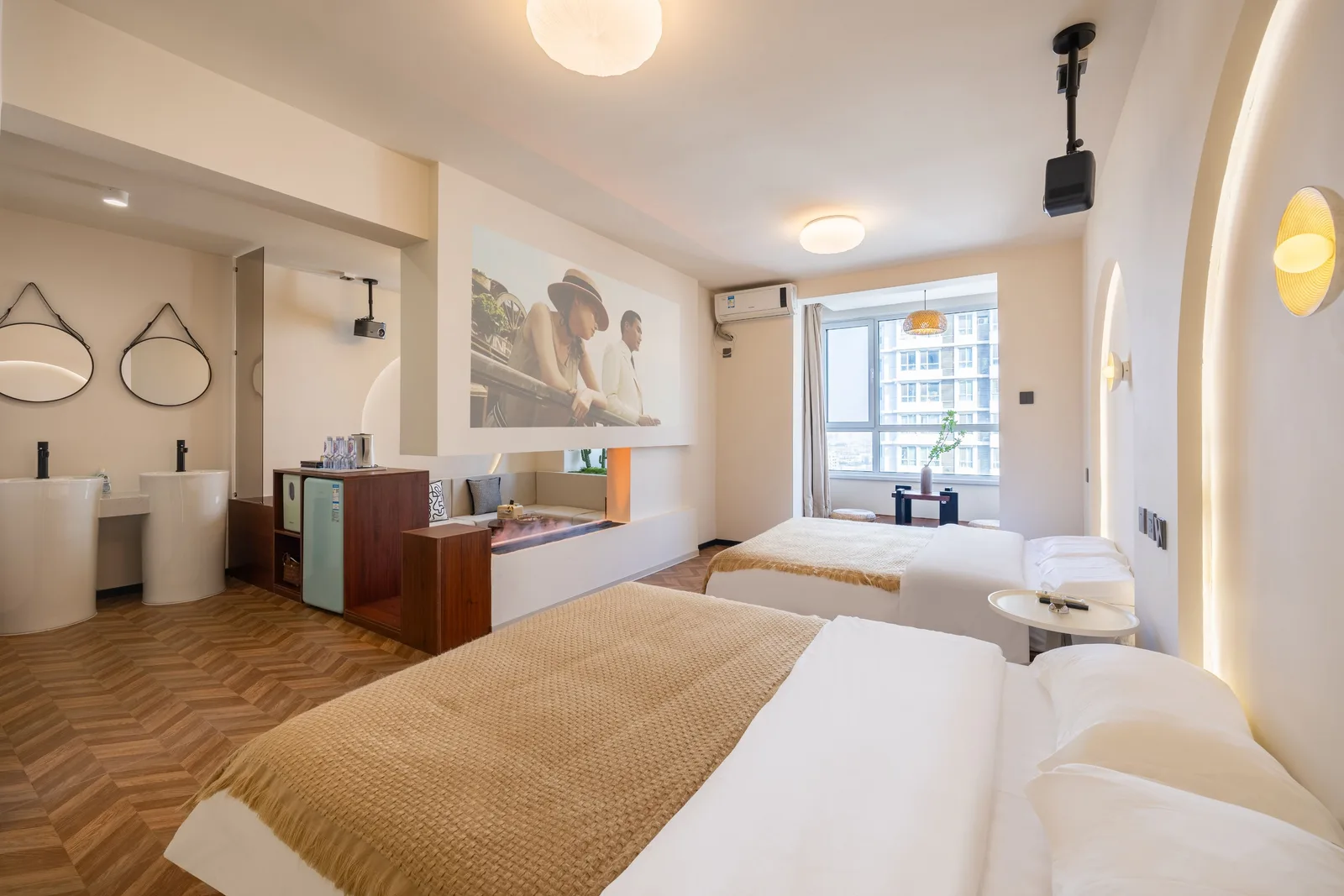 Family room di sebuah hotel di China dengan dua tempat tidur lebar, dua wastafel, dan area duduk dekat jendela