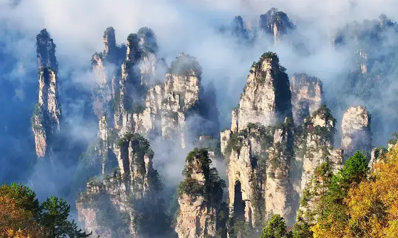 Awan mengalir di antara puncak batu pasir Zhangjiajie