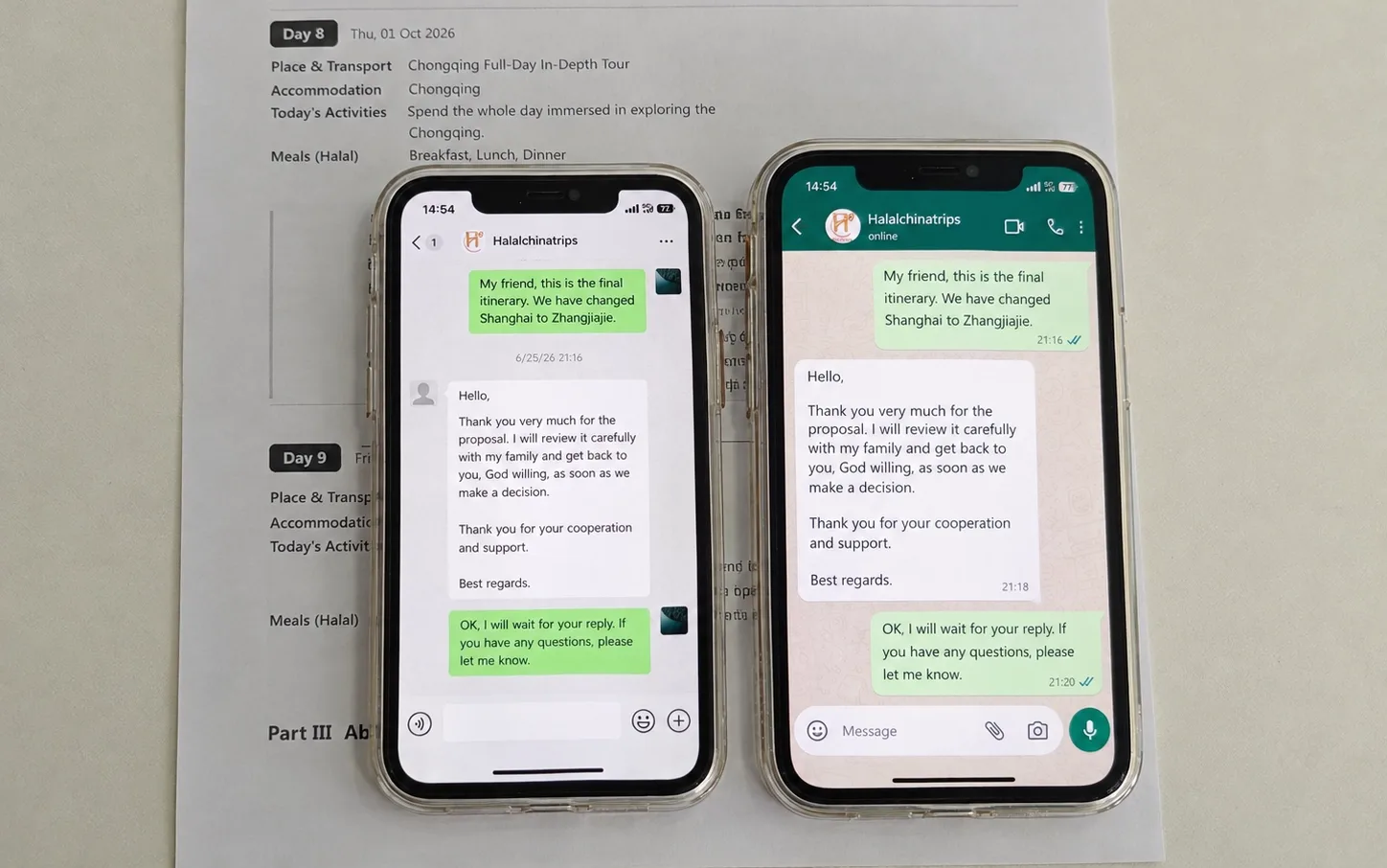 Dua ponsel di atas itinerary wisata China yang dicetak, satu menampilkan chat WeChat dan satu lagi chat WhatsApp dengan HalalChinaTrips