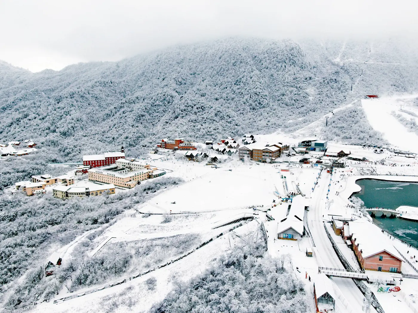 Desa resor dan lereng ski berselimut salju di Gunung Salju Xiling dekat Chengdu pada puncak musim dingin